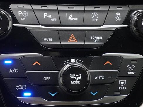 Used 2019 Chrysler Pacifica Touring-L Plus FWD image 19