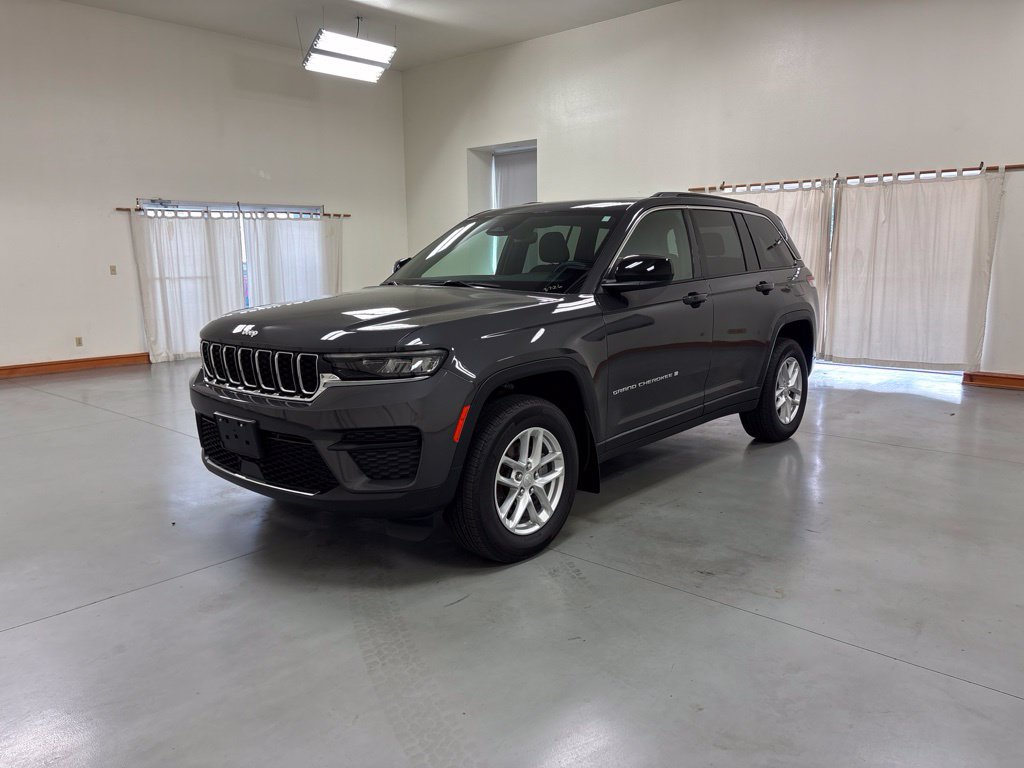 Used 2024 Jeep Grand Cherokee Laredo X w/ Luxury Tech Group I AWD/4WD image 4