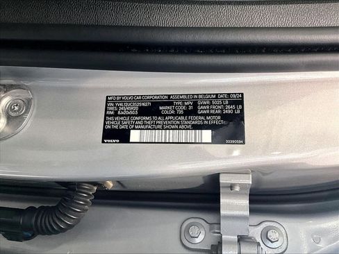Used 2025 Volvo XC40 B5 Plus image 28