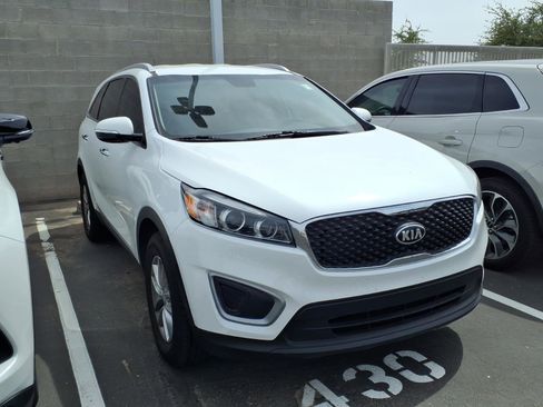 Used 2017 Kia Sorento FWD image 2