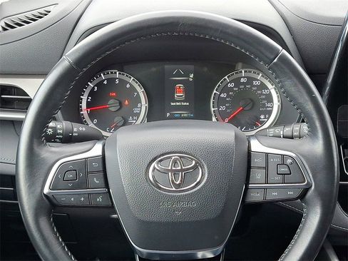 Used 2021 Toyota Highlander LE image 20