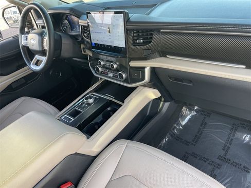 Used 2024 Ford Expedition Limited image 10