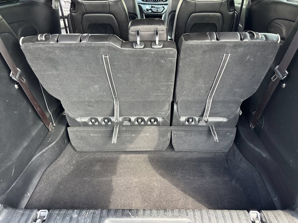 Used 2025 Chrysler Pacifica Limited FWD image 25