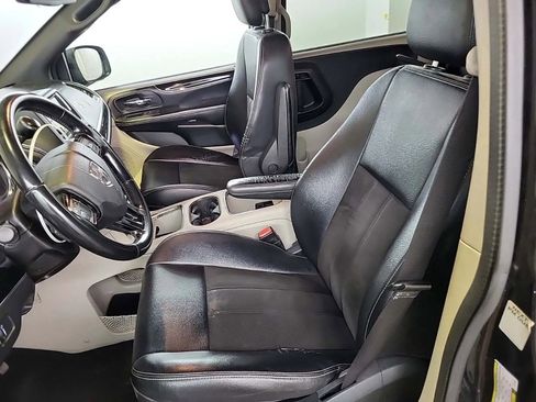 Used 2020 Dodge Grand Caravan SXT image 7