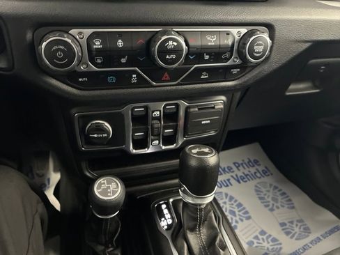 Used 2024 Jeep Wrangler Unlimited w/ Convenience Group AWD/4WD image 29