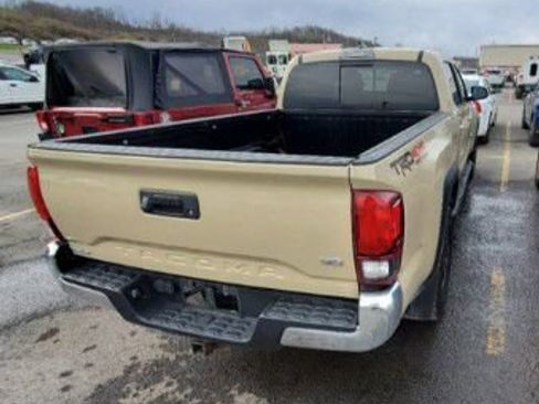 Used 2018 Toyota Tacoma TRD Off-Road AWD/4WD image 3