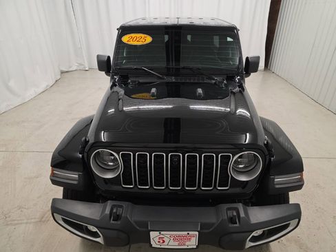 Used 2025 Jeep Wrangler Unlimited Sahara w/ Technology Group AWD/4WD image 9