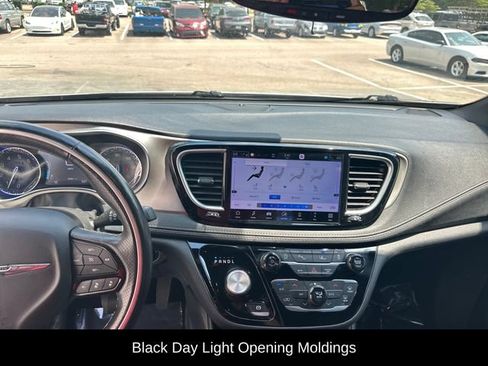 Used 2021 Chrysler Pacifica Limited w/ Uconnect Theater Family Group AWD/4WD image 18