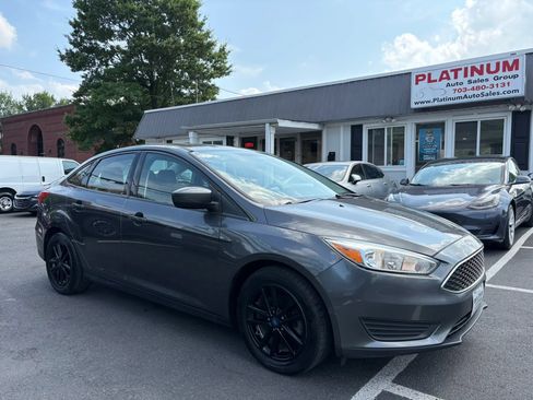 Used 2018 Ford Focus SE FWD image 1