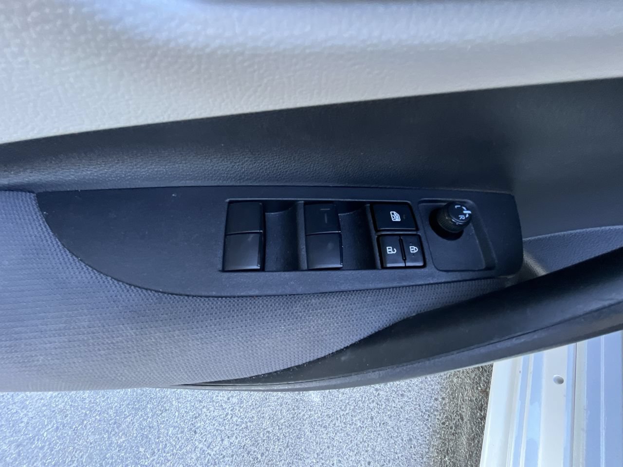 Used 2023 Toyota Corolla LE FWD image 4