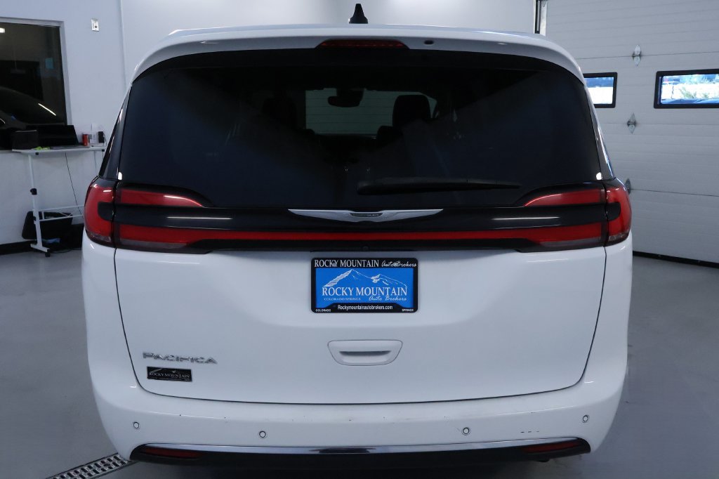 Used 2023 Chrysler Pacifica Touring-L FWD image 6