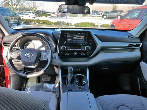 Used 2021 Toyota Highlander LE image 19