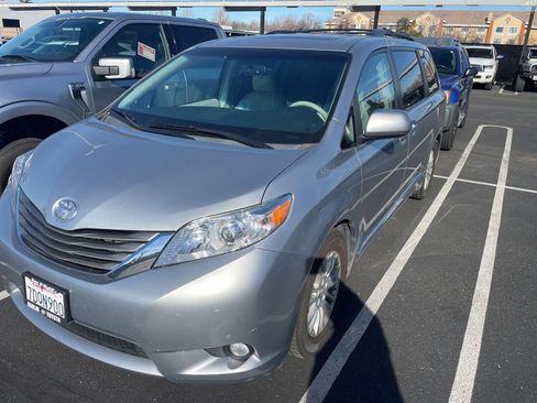 Used 2014 Toyota Sienna XLE image 4