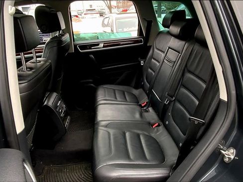 Used 2014 Volkswagen Touareg TDI image 21