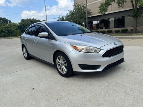 Used 2017 Ford Focus SE w/ Cold Weather Package FWD image 8