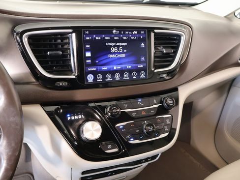 Used 2017 Chrysler Pacifica Touring-L Plus image 5