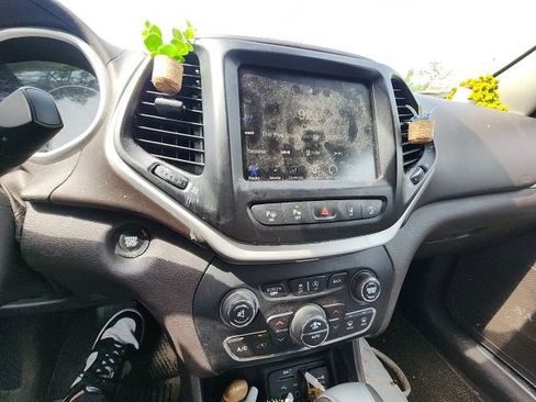 Used 2017 Jeep Cherokee Overland w/ Technology Group FWD image 27