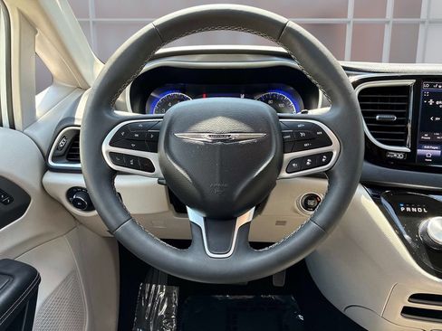 Used 2023 Chrysler Pacifica Touring-L FWD image 19