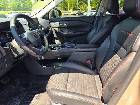 Used 2025 Nissan Rogue SV AWD/4WD image 14