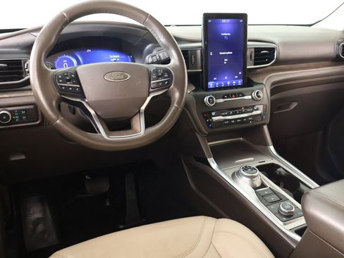 Used 2020 Ford Explorer Platinum w/ Premium Technology Package AWD/4WD image 2