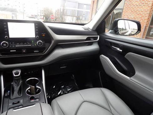 Used 2021 Toyota Highlander XLE image 28