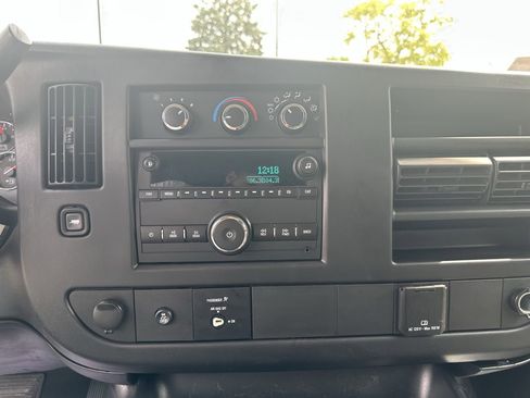 Used 2015 Chevrolet Express 2500 image 19