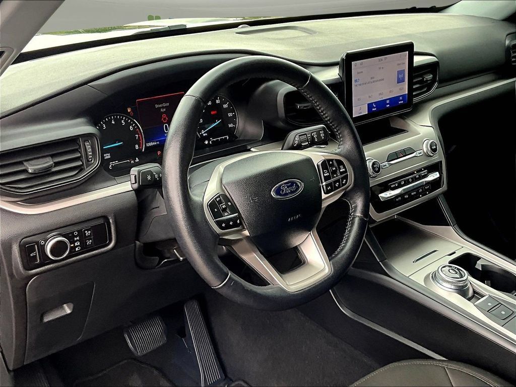 Used 2023 Ford Explorer XLT AWD/4WD image 18