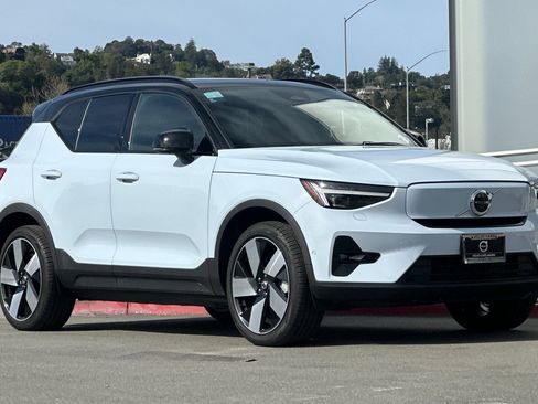 Used 2025 Volvo EX40 Ultra w/ Protection Package Premier image 10