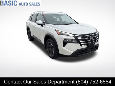 Used 2024 Nissan Rogue SV w/ SV Premium Package image 3