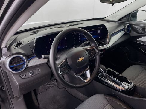 Used 2025 Chevrolet Trax LT w/ LT Convenience Package image 12