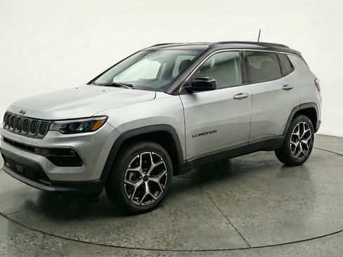 Used 2025 Jeep Compass Limited image 3