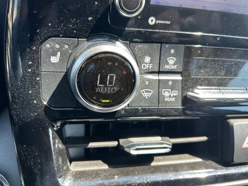 Used 2022 Toyota Highlander XLE FWD image 16