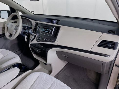 Used 2011 Toyota Sienna LE w/ Towing Pkg FWD image 31