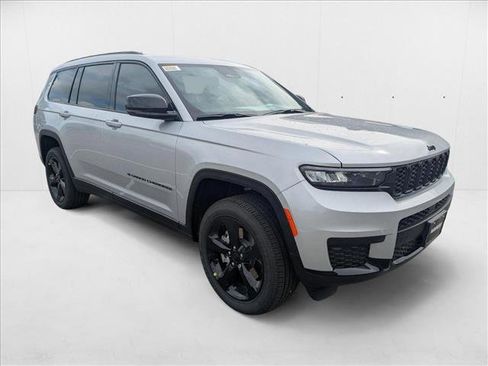 New 2025 Jeep Grand Cherokee L Altitude image 9