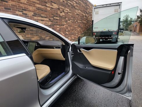 Used 2015 Tesla Model S RWD image 19