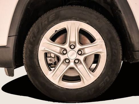 Used 2023 Jeep Compass Latitude image 9