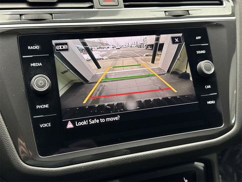 Used 2022 Volkswagen Tiguan SE R-Line image 16