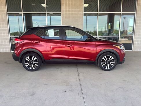 Used 2018 Nissan Kicks SV FWD image 2
