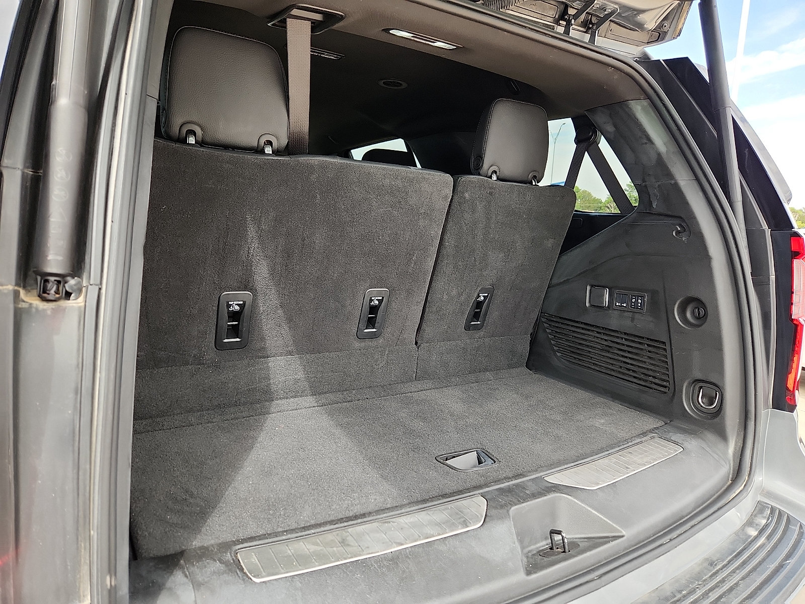 Used 2025 GMC Yukon Denali AWD/4WD image 9