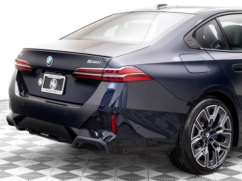 Certified 2026 BMW 530i xDrive w/ M Sport Package AWD/4WD image 33