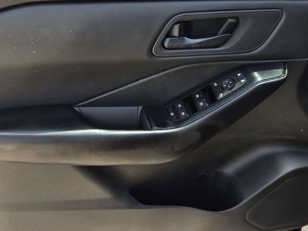 Used 2025 Nissan Rogue S FWD image 16