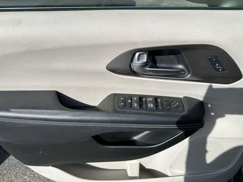 Used 2023 Chrysler Pacifica Touring-L image 16