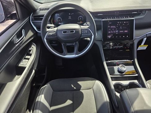 Used 2025 Jeep Grand Cherokee Altitude RWD image 12