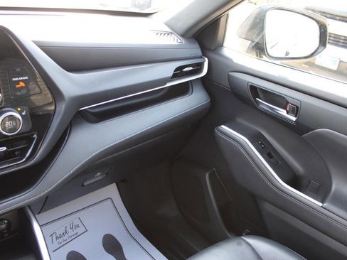 Used 2022 Toyota Highlander XSE image 22