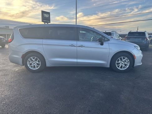 Used 2024 Chrysler Pacifica Touring-L image 11