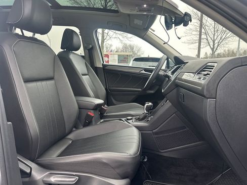 Used 2023 Volkswagen Tiguan SE w/ Panoramic Sunroof Package image 16