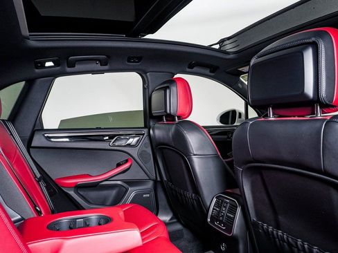 Certified 2025 Porsche Macan image 16