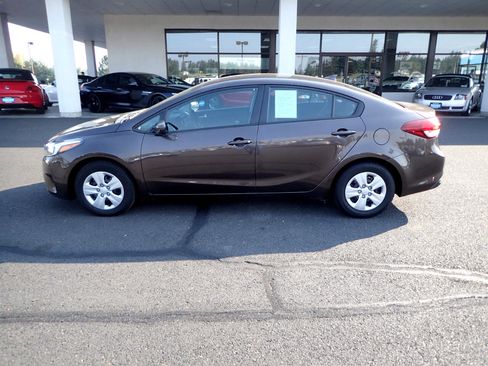 Used 2018 Kia Forte LX image 2