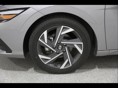 Certified 2025 Hyundai Elantra Limited FWD image 21