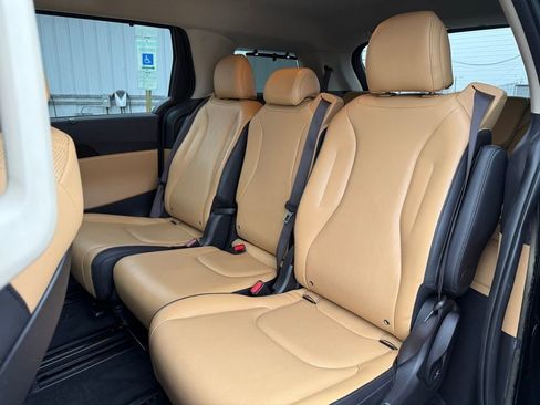 Used 2023 Kia Carnival EX image 18